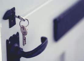 Des clés sur une porte d'entrée