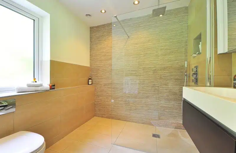 Les avantages d'embaucher un professionnel pour la rénovation d'une salle de bain