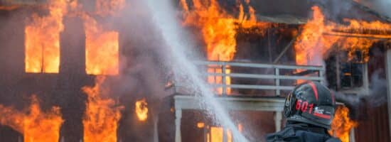 pompier éteignant une maison en feu