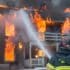 pompier éteignant une maison en feu