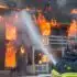 pompier éteignant une maison en feu