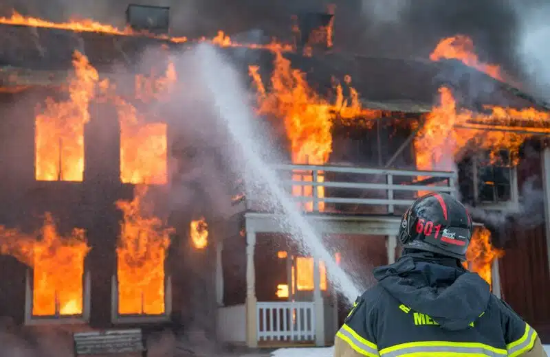 pompier éteignant une maison en feu