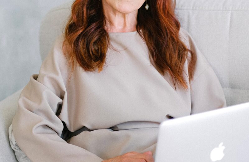 Une femme environ 60 ans avec un ordinateur
