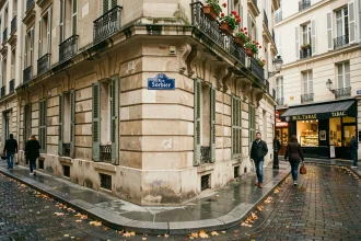 Façade haussmannienne et plaque de la rue Sorbier dans le 20e arrondissement de Paris, ambiance résidentielle authentique