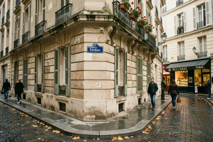 Façade haussmannienne et plaque de la rue Sorbier dans le 20e arrondissement de Paris, ambiance résidentielle authentique