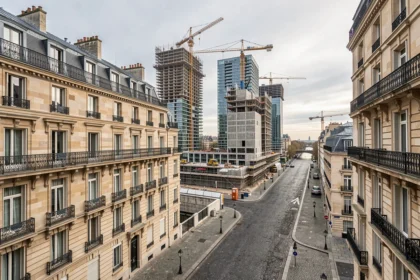 Vue panoramique de Paris illustrant le marché de la promotion immobilière avec immeubles haussmanniens et constructions neuves